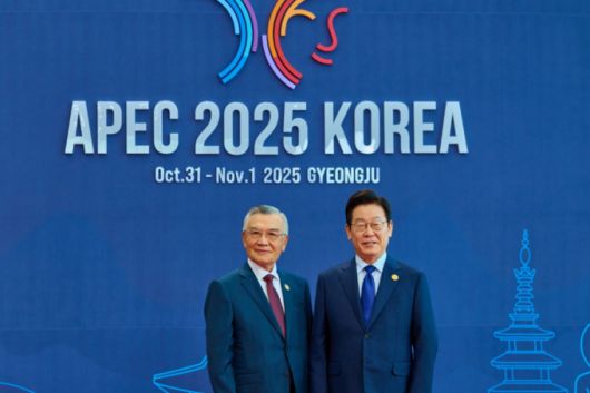 이재명 대통령이 31일 경북 경주화백컨벤션센터(HICO)에서 열린 2025 아시아태평양경제협력체(APEC) 정상회의에서 린신이 대만 총통 선임고문을 맞이하고 있다. /사진=뉴스1(대통령실 제공)