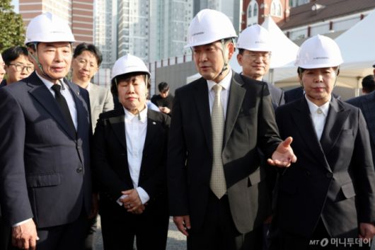 (광주=뉴스1) 이승현 기자 = 장동혁 국민의힘 대표가 6일 오후 광주 북구 임동 더현대 광주 부지에서 발언하고 있다. 2025.11.6/뉴스1  Copyright (C) 뉴스1. All rights reserved. 무단 전재 및 재배포,  AI학습 이용 금지. /사진=(광주=뉴스1) 이승현 기자