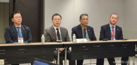 대한방사선사협회 한정환(왼쪽 2번째) 회장을 비롯한 임원진이 8일 기자간담회에서 "내년 3월27일 시행될 '돌봄통합지원법'에 대비하기 위해서라도 의료기사법이 서둘러 개정돼야 한다“고 주장하고 있다. /사진=정심교 기자