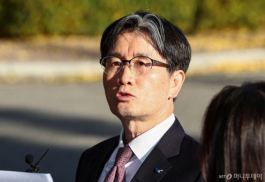 고위공직자범죄수사처장이 11일 오전 정부과천청사 공수처로 출근하며 입장문을 읽고 있다. /뉴스1  Copyright (C) 뉴스1. All rights reserved. 무단 전재 및 재배포,  AI학습 이용 금지. /사진=(과천=뉴스1) 김도우 기자