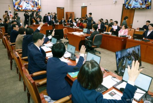 [서울=뉴시스] 고승민 기자 = 추미애 법사위원장 등 여당 법사위원들이 12일 서울 여의도 국회에서 열린 법제사법위원회 전체회의에서 내년도 예산안 의결에 거수투표로 찬성의사를 표하고 있다. 2025.11.12. kkssmm99@newsis.com /사진=고승민