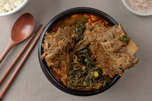 식당 직원이 실수로 손님에게 화상을 입힌 사고와 관련해 업주에게 손해배상 책임이 있다는 법원 판결이 나왔다. 기사 이해를 돕기 위한 사진./사진=게티이미지뱅크