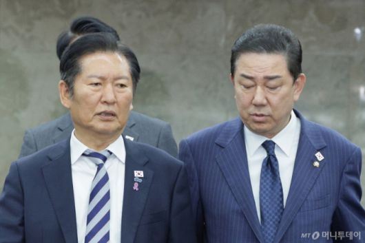 (서울=뉴스1) 신웅수 기자 = 정청래 더불어민주당 대표(왼쪽)와 김병기 원내대표가 26일 서울 여의도 국회에서 열린 의원총회에서 참석하며 대화하고 있다.  2025.10.26/뉴스1  Copyright (C) 뉴스1. All rights reserved. 무단 전재 및 재배포,  AI학습 이용 금지. /사진=(서울=뉴스1) 신웅수 기자