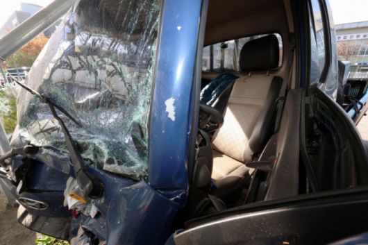 13일 경기 부천시 오정구 원종동 제일시장에서 주행 중인 트럭이 상점으로 돌진해 20여 명의 사상자가 발생했다. 사진은 사고 조사를 위해 오정경찰서에 견인된 해당 차량의 모습./사진=뉴시스.