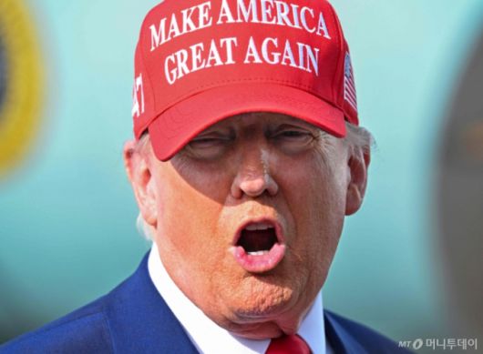 도널드 트럼프 미국 대통령이 지난 2월16일(현지시간) 미국 플로리다주 웨스트 팜비치에 있는 팜비치 국제공항서 취재진과 만나 “EU(유럽연합)가 우크라이나를 위해 미국산 무기를 구매하는 것을 허용하겠다”고 밝히고 있다. / AFP=뉴스1