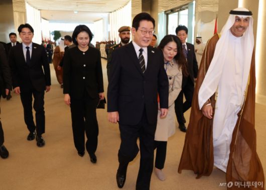 [아부다비=뉴시스] 최동준 기자 = 남아공 G20 정상회의 참석 차 아랍에미리트(UAE)를 국빈 방문한 이재명 대통령과 김혜경 여사가 17일(현지 시간) 아부다비 왕립공항에 도착해 칼둔 칼리파 알 무바락 퍼스트 아부다비 뱅크 비상임 이사겸 이사회 운영위원회 의장 안내를 받으며 이동하고 있다. 2025.11.17. photocdj@newsis.com /사진=