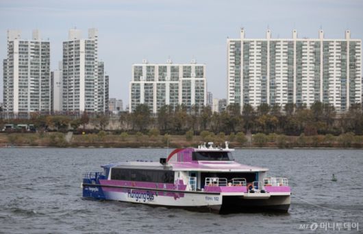 (서울=뉴스1) 이재명 기자 = 17일 오전 서울 송파구 잠실선착장 인근에 한강버스가 멈춰 서 있다.  지난 15일 80여 명이 탑승한 서울 한강버스가 송파구 잠실선착장 인근 강바닥에 걸려 멈춰서는 사고가 발생했다. 사고가 발생한 한강버스는 현재 선착장 약 50미터 거리에 멈춰선 상태다. 2025.11.17/뉴스1  Copyright (C) 뉴스1. All rights reserved. 무단 전재 및 재배포,  AI학습 이용 금지. /사진=(서울=뉴스1) 이재명 기자