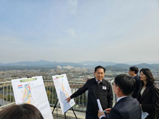 김용석 대광위원장이 남양주 왕숙 현장을 방문해 둘러보고 있다. /사진제공=국토부