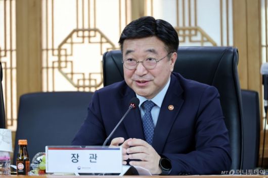 (서울=뉴스1) = 윤호중 행정안전부 장관이 21일 오후 서울 세종대로 정부서울청사에서 '제1차 중대범죄수사청 설립지원단 자문회의'에서 모두발언을 하고 있다. (행정안전부 재판매 및 DB 금지) 2025.11.21/뉴스1  Copyright (C) 뉴스1. All rights reserved. 무단 전재 및 재배포,  AI학습 이용 금지. /사진=(서울=뉴스1)