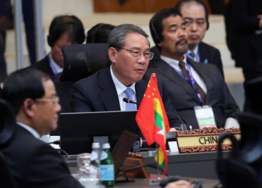 리창 중국 총리가 지난달 27일(현지 시간) 말레이시아 쿠알라룸푸르 컨벤션 센터에서 열린 아세안+3(한중일) 정상회의에 참석해 있다. 쿠알라룸푸르=뉴시스