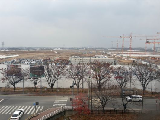 SK하이닉스 입주가 예정된 3기 신도시 부천대장지구. 타워크레인 9여 대만 설치된 공정률 5.5%의 상태를 벗어나지 못하고 있다. 이곳의 입주시점은 당초 내년에서 2027년으로 밀렸다/사진=김효정 기자