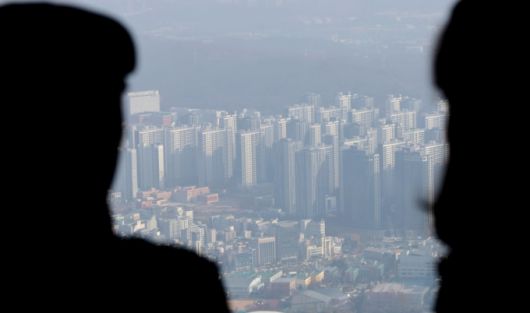 서울 등 수도권 지역 미세먼지가 나쁨 수준을 보인 지난달 30일 오전 서울 송파구 서울스카이에서 바라본 도심이 미세먼지로 뿌옇게 보이고 있다. /사진=뉴스1