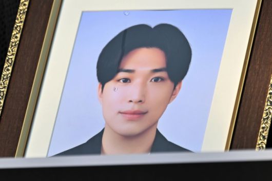 지난달 6일 오전 광주 북구 전남대학교 후문에서 열린 민주사회를위한변호사모임 광주지부의 전남대 교수 갑질 사건 진상규명 촉구 기자회견, 교수의 갑질로 숨진 대학원생 고(故) 이대원씨의 영정사진 위로 어머니가 흘린 눈물이 흐르고 있다/사진=뉴시스