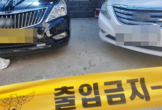 2021년 12월 2일 전북 전주시 완산구 한 주택에서 흉기를 휘둘러 30대 의붓딸을 살해한 50대 계부에게 징역 20년이 선고됐다. 사진은 사건 현장에 출입을 금지하는 폴리스라인이 설치 된 모습./사진=뉴스1