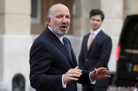 하워드 러트닉 미국 상무장관이 지난 6월10일 중국과의 무역협상 이틀째 회담 장소인 영국 런던 랭커스터 하우스로 돌아가면서 취재진의 질문에 답하고 있다. /런던 로이터=뉴스1