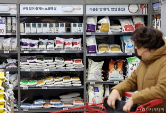 (서울=뉴스1) 이호윤 기자 = 국가데이터처가 2일 발표한 '2025년 11월 소비자물가동향'에 따르면 지난달 소비자물가지수는 117.20(2020=100)으로 전년 동월보다 2.4% 상승했다. 농축수산물 가격은 전년 동월보다 5.6% 상승했으며 쌀(18.6%), 귤(26.5%), 사과(21.0%), 고등어(13.2%) 등의 가격이 상승했다. 사진은 이날 서울의 한 마트에 쌀이 진열돼 있다. 2025.12.2/뉴스1  Copyright (C) 뉴스1. All rights reserved. 무단 전재 및 재배포,  AI학습 이용 금지. /사진=(서울=뉴스1) 이호윤 기자