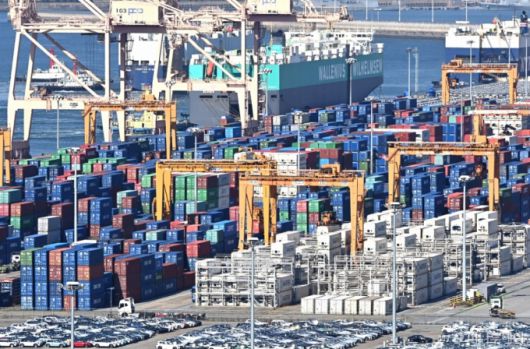 이날 경기 평택항에 수출입 컨테이너가 쌓여 있는 모습. /사진=뉴시스