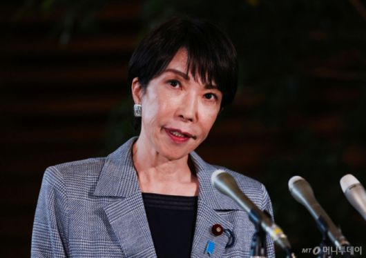 지난달 25일 다카이치 사나에 일본 총리가 도쿄 총리관저에서 취재진에게 도널드 트럼프 미국 대통령과의 전화 통화에 대해 설명하고 있다./로이터=뉴스1