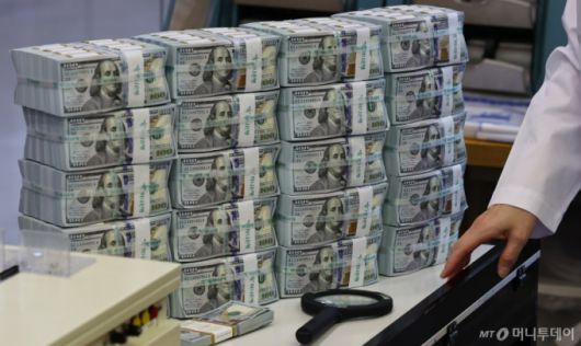 했다. 사진은 5일 서울 중구 하나은행 위변조대응센터에서 관계자가  보유중인 달러를 정리하고 있는 모습. /사진=뉴시스