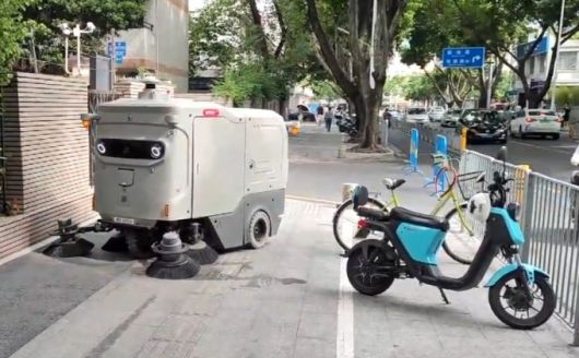 중국 선전시의 한 청소로봇 /사진=중국 인민일보 X 영상 갈무리