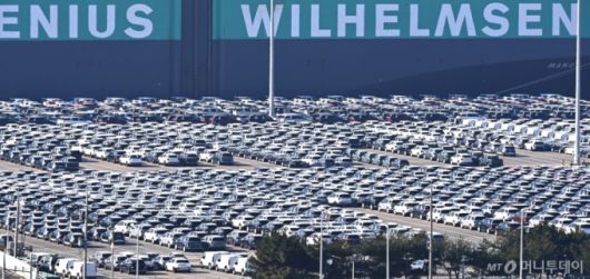 [평택=뉴시스] 김종택기자 = 11월 수출이 전년 동월보다 8.4% 증가하면서 6개월 연속 해당 월 기준 역대 최대 실적을 기록했다.   1일 산업통상부가 발표한 '11월 수출입 동향'에 따르면 수출은 1년 전보다 8.4% 증가한 610억4000만 달러(89조5456억원)이다.  자동차 수출은 미국에서 11.3% 성장한 것에 힘입어 전체적으로는 13.7% 증가한 64억 1000만 달러를 기록했다.  사진은 이날 경기 평택항 자동차전용부두에 수출용 차량이 세워져 있는 모습. 2025.12.01. jtk@newsis.com /사진=김종택