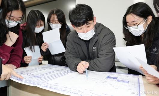 5일 오전 대전 중구 호수돈여자고등학교에서 수능 성적표를 받은 고3 수험생들이 담임교사와 진학 상담을 하고 있다/사진=뉴스1 /사진=(대전=뉴스1) 김기태 기자