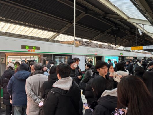 5일 오전 서울 2호선 당산역은 빙판길 차도를 피해 지하철로 출퇴근하려는 사람들로 가득찼다./사진=최문혁 기자.