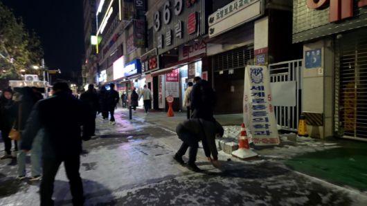 5일 오전 경기 안양시 인덕원역 인근에서 한 시민이 빙판길에 미끄러진 모습./사진=김서현 기자.
