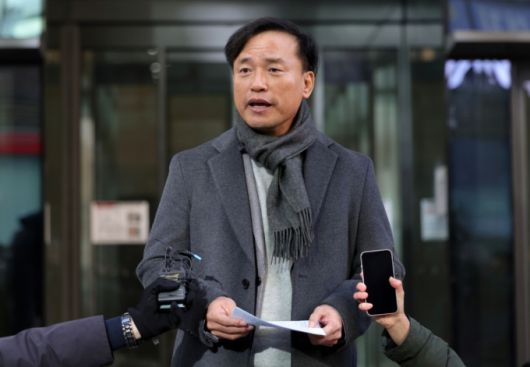 김종철 초대 방송미디어통신위원장 후보자가 4일 오전 경기 과천시 인사청문회 준비사무실이 마련된 한 오피스텔로 출근하고 있다.  /과천(경기)=뉴시스