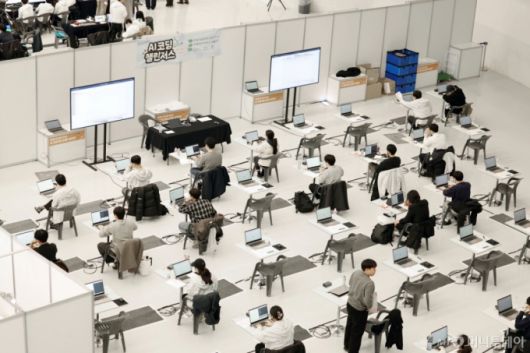 2일 오후 서울 중구 동대문디자인플라자(DDP)에서 열린 '2025 청년취업사관학교 AI 인재 페스티벌'에서 AI코딩 챌린저스 참가자들이 코딩작업을 하고 있다. /사진-뉴스1