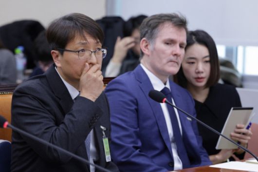 박대준 쿠팡 한국법인 대표이사(왼쪽)가 지난 3일 국회 정무위원회 현안질의에서 답변하는 모습./사진=뉴스1