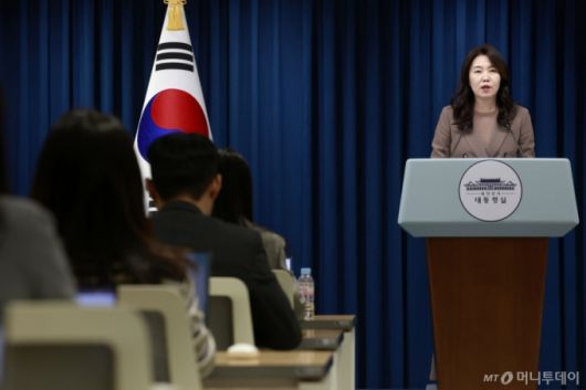 [서울=뉴시스] 최동준 기자 = 강유정 대변인이 4일 서울 용산 대통령실 청사에서 수석보좌관회의 관련 브리핑을 하고 있다. 2025.12.04. photocdj@newsis.com /사진=최동준