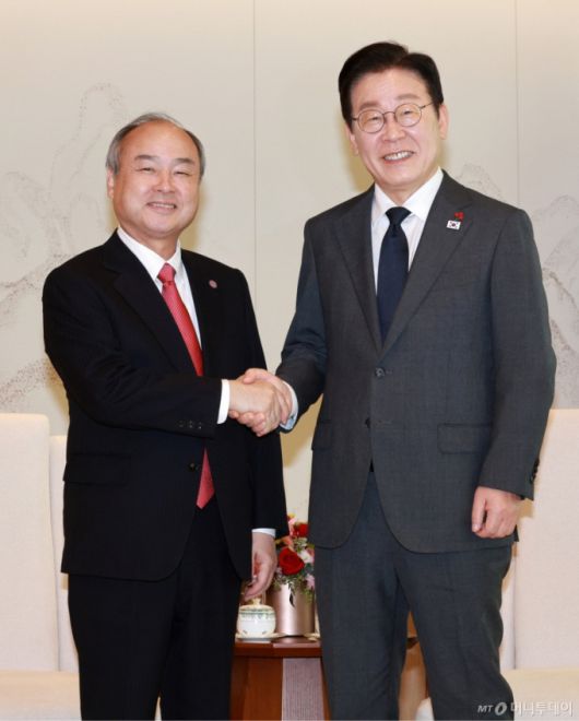 [서울=뉴시스] 고범준 기자 = 이재명 대통령이 5일 서울 용산 대통령실 청사에서 손정의 소프트뱅크그룹 회장 접견에 앞서 악수하고 있다. 2025.12.05. bjko@newsis.com /사진=고범준