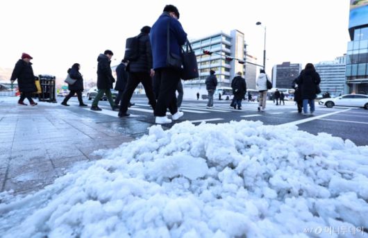 (서울=뉴스1) 구윤성 기자 = 폭설 후 한파로 도로 곳곳이 얼어붙은 5일 오전 서울 광화문역 일대에서 시민들이 출근길 발걸음을 옮기고 있다. 2025.12.5/뉴스1  Copyright (C) 뉴스1. All rights reserved. 무단 전재 및 재배포,  AI학습 이용 금지. /사진=(서울=뉴스1) 구윤성 기자