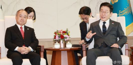 [서울=뉴시스] 고범준 기자 = 이재명 대통령이 5일 서울 용산 대통령실 청사에서 손정의 소프트뱅크그룹 회장 접견에 앞서 악수하고 있다. 2025.12.05. bjko@newsis.com /사진=고범준