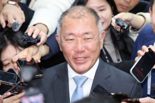 [용인=뉴시스] 권창회 기자 = 정의선 현대차그룹 회장이 5일 경기 용인시 기아 비전스퀘어에서 열린 기아 80주년 기념 행사를 마치고 취재진 질문에 답하고 있다. 2025.12.05. kch0523@newsis.com /사진=권창회