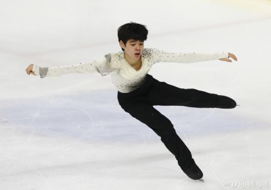 [서울=뉴시스] 김근수 기자 = 피겨 스케이팅 서민규(경신고)가 30일 서울 양천구 목동 아이스링크에서 열린 2025 KB금융 전국남녀 피겨스케이팅 회장배 랭킹대회에서 남자 시니어부문 프리스케이팅 연기를 선보이고 있다.  이번 대회는 2026 ISU 사대륙 피겨스케이팅 선수권대회 파견선수 선발전과 2026 밀라노 코르티나 동계올림픽대회 1차 선발전, 2026/27 국가대표 1차 선발전으로 진행된다. 2025.11.30.