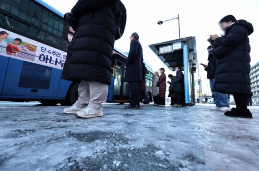 폭설 후 한파로 도로 곳곳이 얼어붙은 5일 오전 서울 광화문 일대에서 시민들이 버스를 기다리고 있다. 기사와 직접적인 관련 없음. /사진=뉴스1.