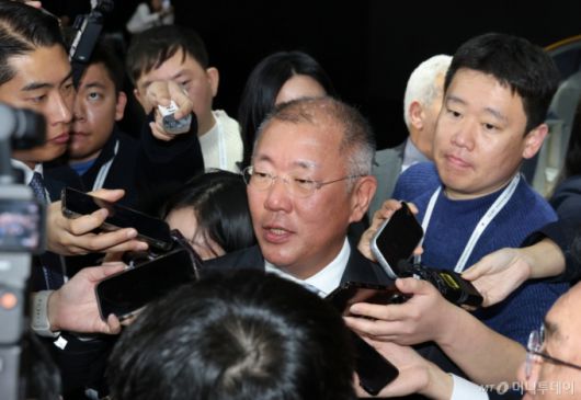 (용인=뉴스1) 김영운 기자 = 정의선 현대자동차그룹 회장이 5일 경기 용인시 처인구 기아 비전스퀘어에서 열린 '기아 80주년 기념식'에서 취재진의 질문에 답하고 있다. 2025.12.5/뉴스1  Copyright (C) 뉴스1. All rights reserved. 무단 전재 및 재배포,  AI학습 이용 금지. /사진=(용인=뉴스1) 김영운 기자