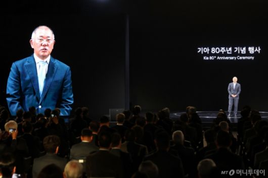 [용인=뉴시스] 권창회 기자 = 정의선 현대차그룹 회장이 5일 경기 용인시 기아 비전스퀘어에서 열린 기아 80주년 기념 행사에서 발언하고 있다. 2025.12.05. kch0523@newsis.com /사진=권창회