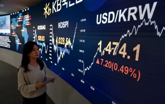 [서울=뉴시스] 김명년 기자 = 4일 오후 서울 여의도 KB국민은행 스마트딜링룸에서 딜러들이 업무를 보고 있다. 코스피는 전 거래일(4036.30)보다 7.79포인트(0.19%) 내린 4028.51에 마감했다. 코스닥 지수는 전 거래일(932.01)보다 2.18포인트(0.23%) 하락한 929.83에 거래를 마쳤다. 원·달러 환율은 전 거래일(1468.0)보다 5.5원 오른 1473.5원에 주간 거래를 마감했다. 2025.12.04. kmn@newsis.com /사진=김명년