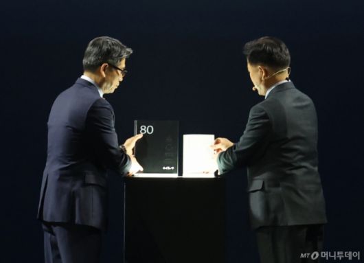 (용인=뉴스1) 김영운 기자 = 송호성 기아 대표이사 사장과 정의철 기아 기업전략실 전무가 5일 경기 용인시 처인구 기아 비전스퀘어에서 열린 '기아 80주년 기념식'에서 기아 80년 사사를 공개하고 있다. 2025.12.5/뉴스1  Copyright (C) 뉴스1. All rights reserved. 무단 전재 및 재배포,  AI학습 이용 금지. /사진=(용인=뉴스1) 김영운 기자