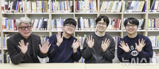 2026학년도 대학수학능력시험 수능 만점자 왕정건 학생이 5일 오전 서울 광진구 광남고등학교에서 언론 인터뷰를 마친 뒤 기념촬영하고 있다. 왼쪽부터 최재일 광남고 교장, 왕정건 학생, 최재일 광남고 담임교사, 2025학년도 수능 만점자 서장협 졸업생/사진=공동취재