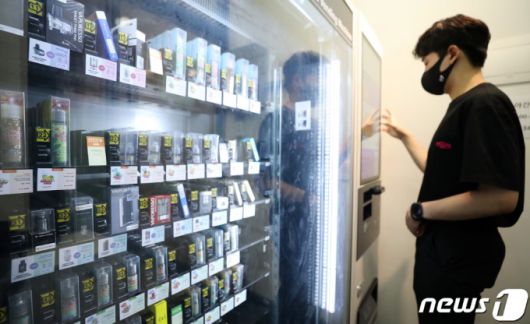 서울시내 한 전자담배 판매점에 전자담배들이 진열된 모습./사진=뉴스1.