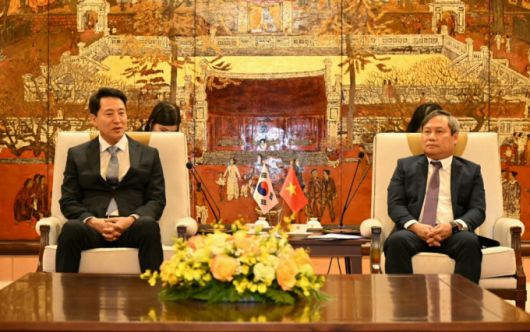 오세훈 서울시장이 현지시각 지난 5일 베트남 하노이 인민위원회를 찾은 오세훈 서울시장이 부 다이 탕 하노이 인민위원장과 면담하고 있다. /사진=서울시