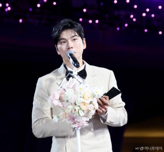 배우 이이경이 지난 6일 대만 가오슝 내셔널 스타디움에서 진행된 '제10회 아시아 아티스트 어워즈 2025'(이하 'AAA 2025')에서 수상 소감을 전하고 있다. /사진=머니투데이 DB