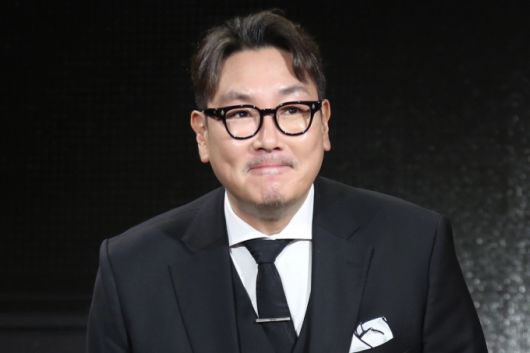 배우 조진웅이 지난해 10월 1일 부산 중구 비프광장 야외무대에서 열린 ‘제29회 부산국제영화제’ 전야제에 참석해 인사를 하고 있다. /사진=뉴스1