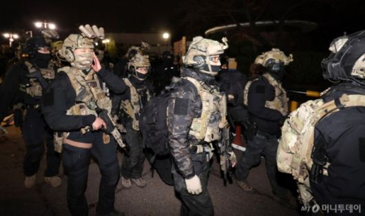 윤석열 전 대통령의 비상계엄 해제 요구 결의안이 국회 본회의에서 통과된 지난해 12월4일 새벽 무장 계엄군이 국회를 나서고 있다. / 사진=뉴스1