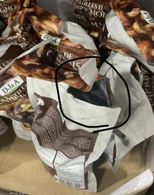 캐나다 코스트코에서 한국인 가족이 맛본 뒤 남긴 과자 봉지 모습/사진=SNS 갈무리