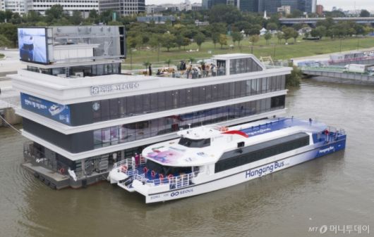 [서울=뉴시스] 김근수 기자 = 한강버스 개통일인 18일 오전 서울 여의도 한강시민공원 한강버스 정류장에서 한강버스가 운항을 준비하고 있다. 2025.09.18. ks@newsis.com /사진=김근수